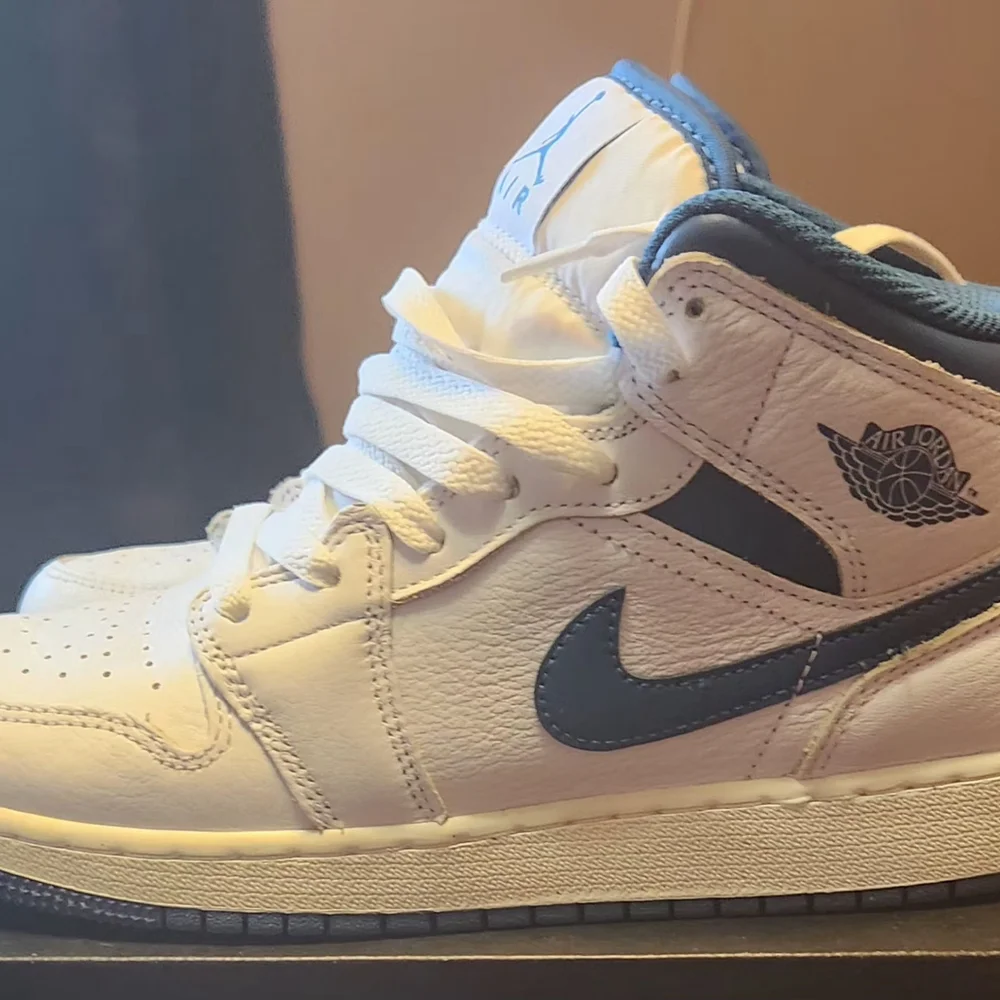 Nike Air Jordan 1 Mids Kids' White and Blue Sneakers Youth Size 5.5 - Picture 3 of 10